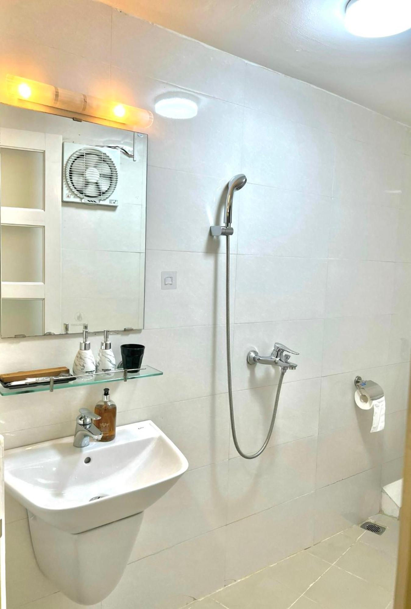 Nice Room Located Right Next To The Old Quarter Can Phong Nhieu Anh Sang Tai Ngay Gan Pho Di Bo Ho Guom 河内 外观 照片